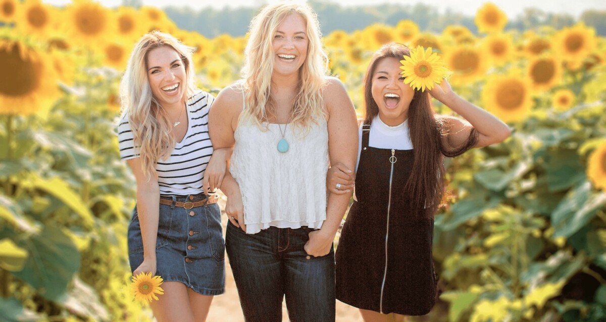 How to Edit the Perfect Group Photo for Girlfriends Day