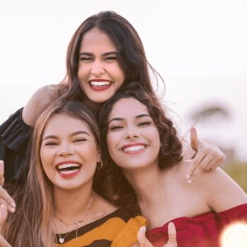 5 Ways to Make Everyone the Main Character in a Group Photo