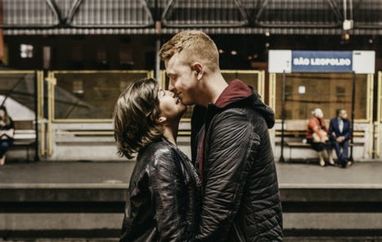 Cómo arreglar un Photobomb en una foto de viaje romántica