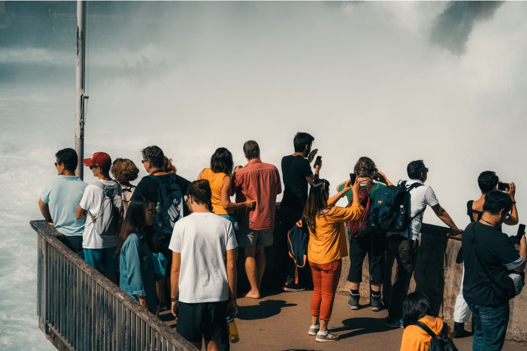 Avoid Photobombers while Traveling with These Foolproof Tips