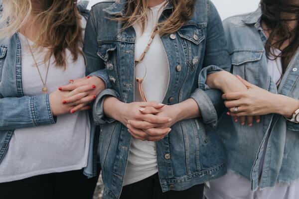 Um guia completo de como combinar suas peças jeans em qualquer ocasião!