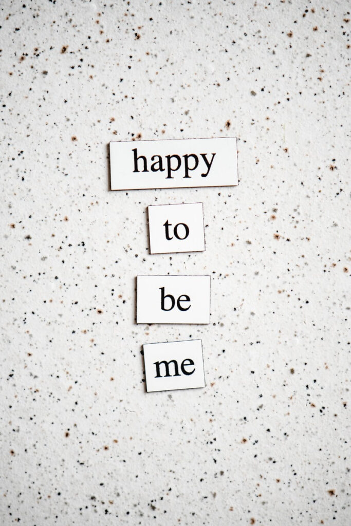 Positive quote that says "Happy to be me"
