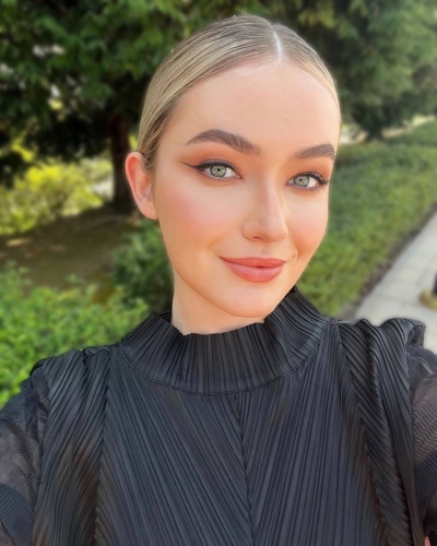 blur background - victoria.vlada selfie after