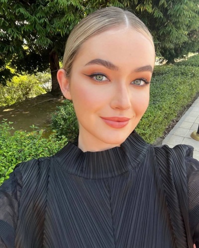 blur background - victoria.vlada selfie before