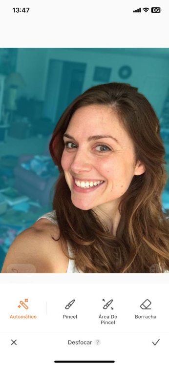 AirBrush Blur Background App Screenshot PT - selfie of woman in a messy room 3