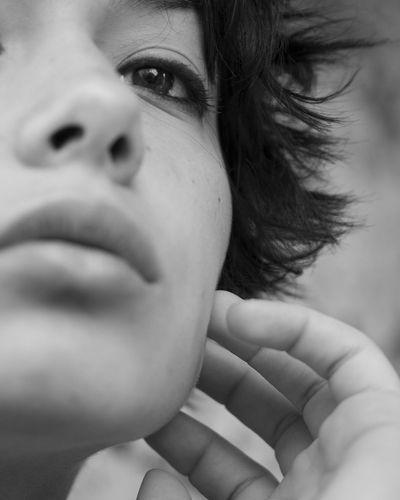 remove watermark - b&w woman portrait without watermark