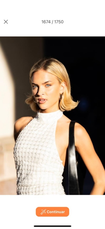 AirBrush AI Image App Screenshot PT - blond girl choose photo