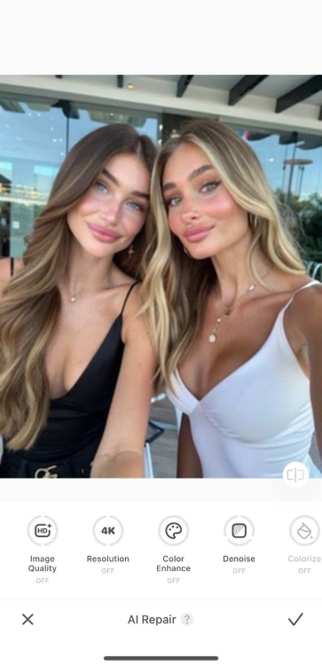 AirBrush AI Repair App Screenshot ES - selfie of two girls before