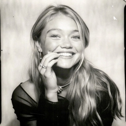 Photo Booth effect - poses The Classic Smile