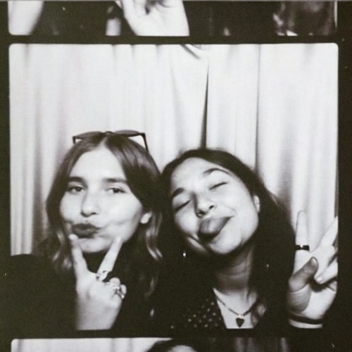 Photo Booth effect - poses The Peace Sign