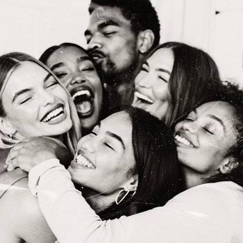 Photo Booth effect - poses The group Hug